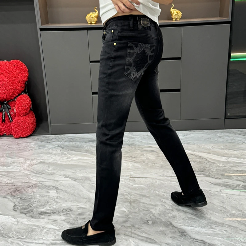 高级感印花牛仔裤男士春秋季时尚潮牌休闲长裤百搭修身黑色小脚裤