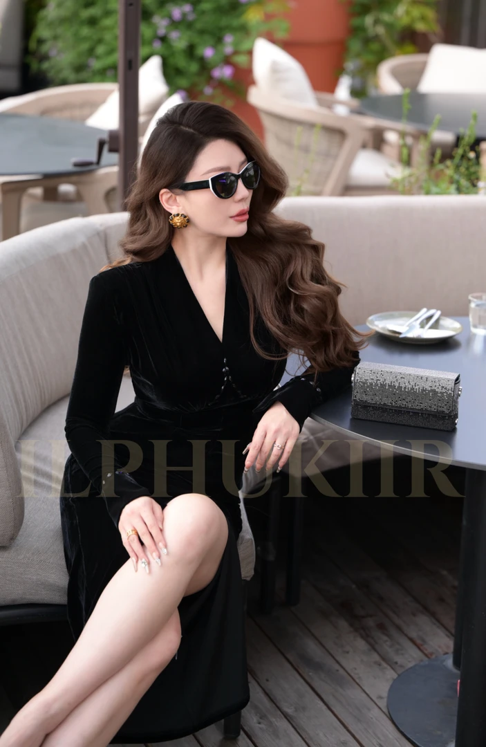 ILPHUKIIR  【绒冬盛宴】手工缝钻V领垫肩修身显瘦前开叉丝绒连衣裙