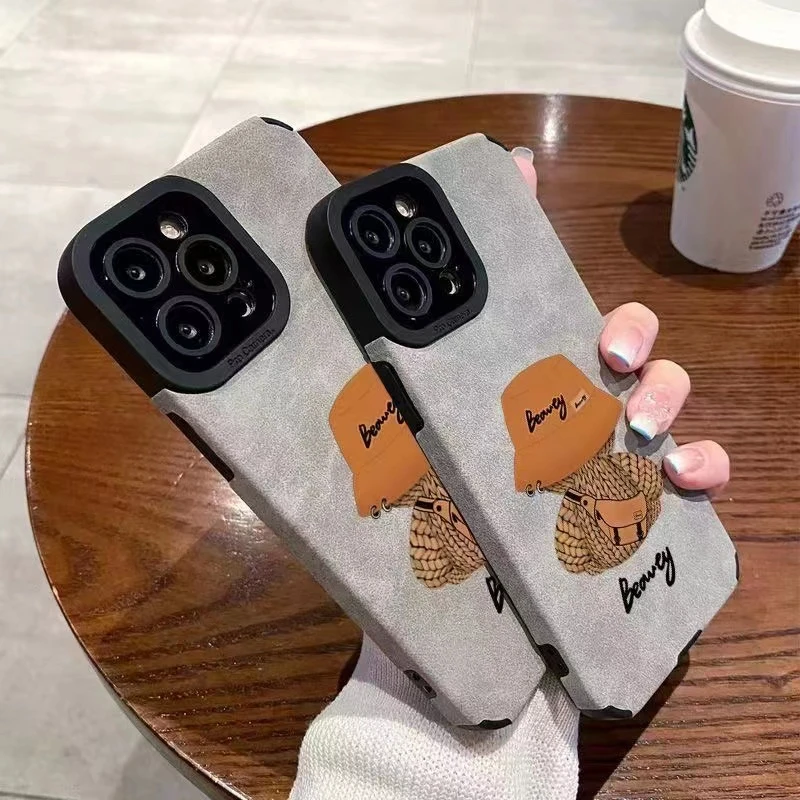 潮牌背包熊适用苹果13手机壳iPhone15/14promax高级感翻毛皮12pro