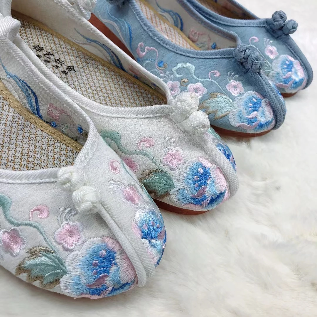 壮族服饰配件绣花布鞋果冻软底提花面料清爽搭配