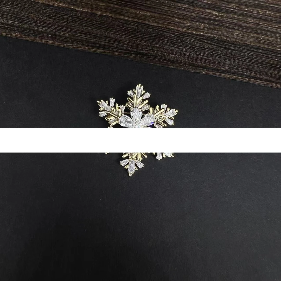 铜合金合成锆石胸针 4718 黄颜色钻钻旋转雪花-胸针 XC04718T000