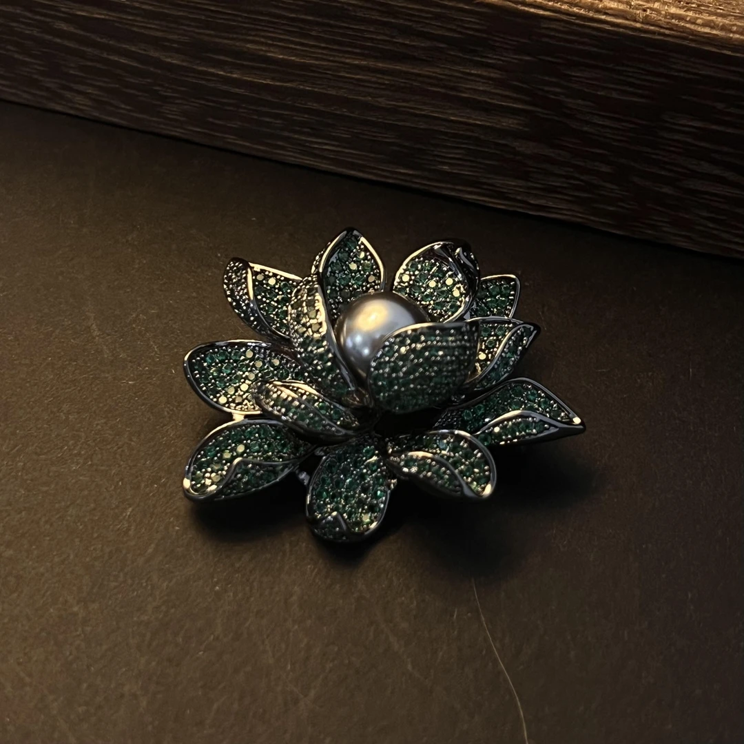 铜合金合成锆石胸针 0402绿色盛世莲花-胸针LXT0402-4G
