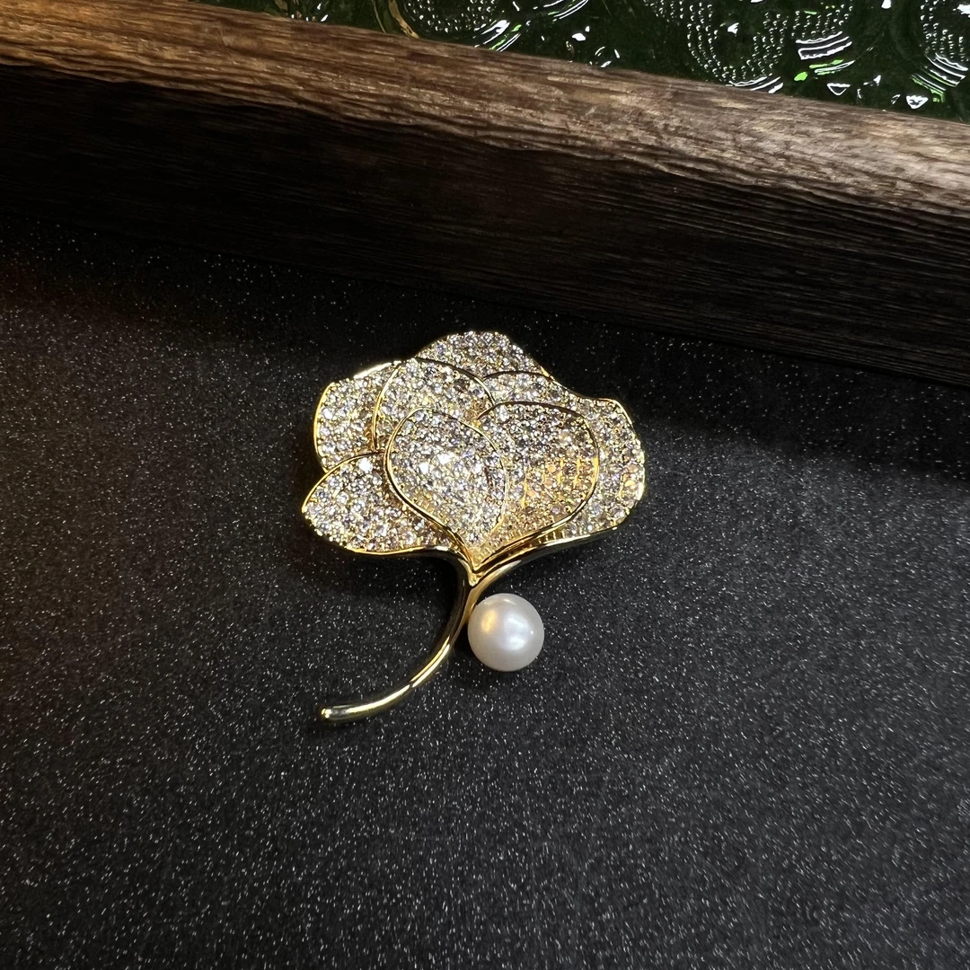 铜合金合成锆石胸针 3048黄白色芍药花满钻胸针8LXT0980H