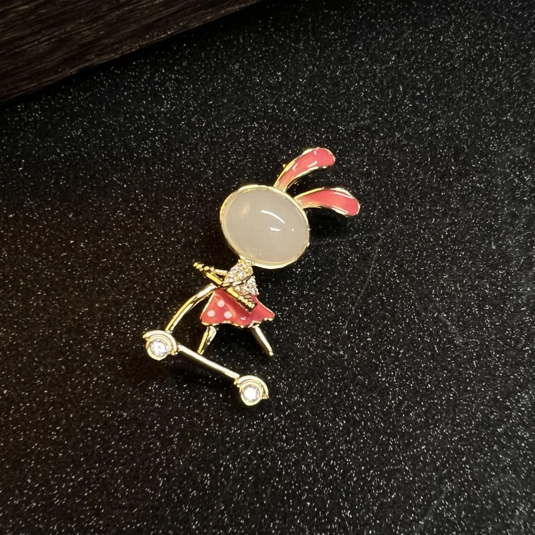 铜合金合成锆石胸针   1528粉色滑板车兔子胸针