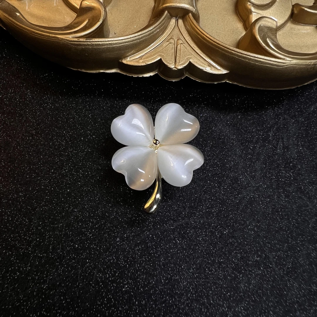 铜合金合成锆石胸针 2640白色四叶草磁吸扣