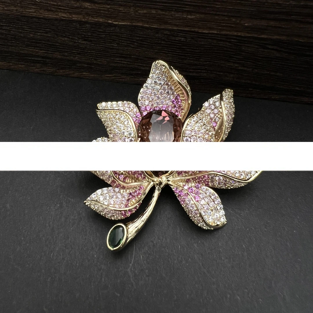 铜合金合成锆石胸针 1209 粉色钻钻粉色莲花荷花胸针 8LXT1209-1H