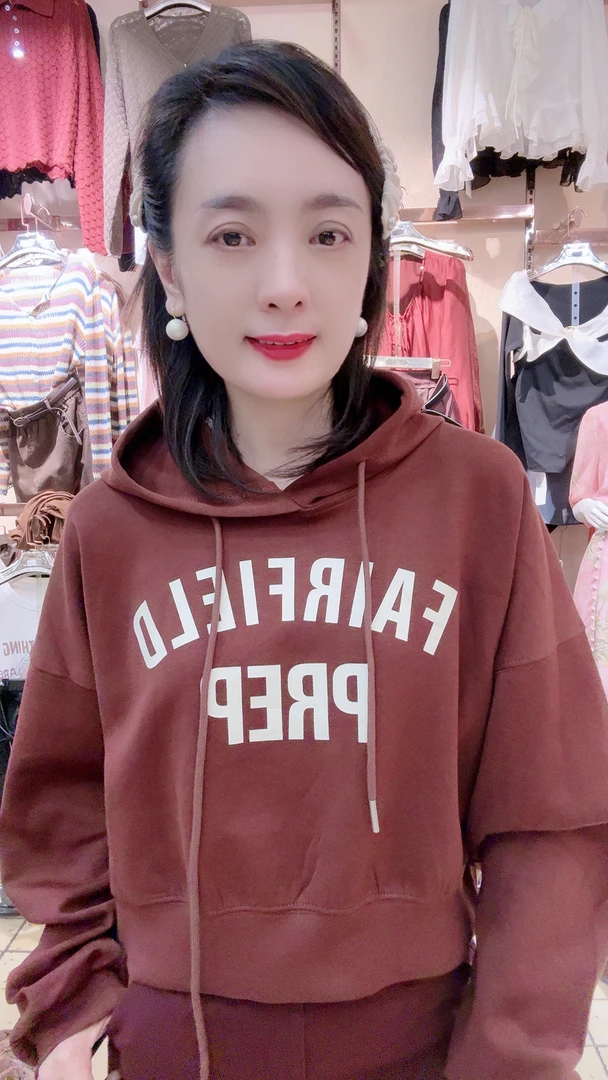 连帽字母短款休闲卫衣