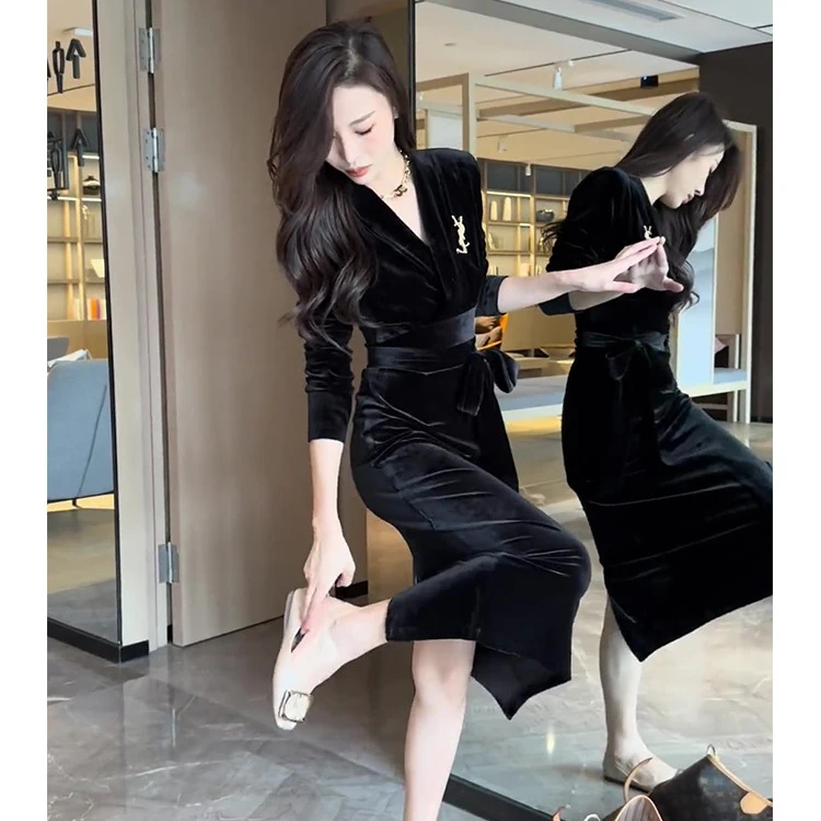 高端轻奢小众高级感女装春秋冬时髦气质名媛黑色赫本风丝绒连衣裙