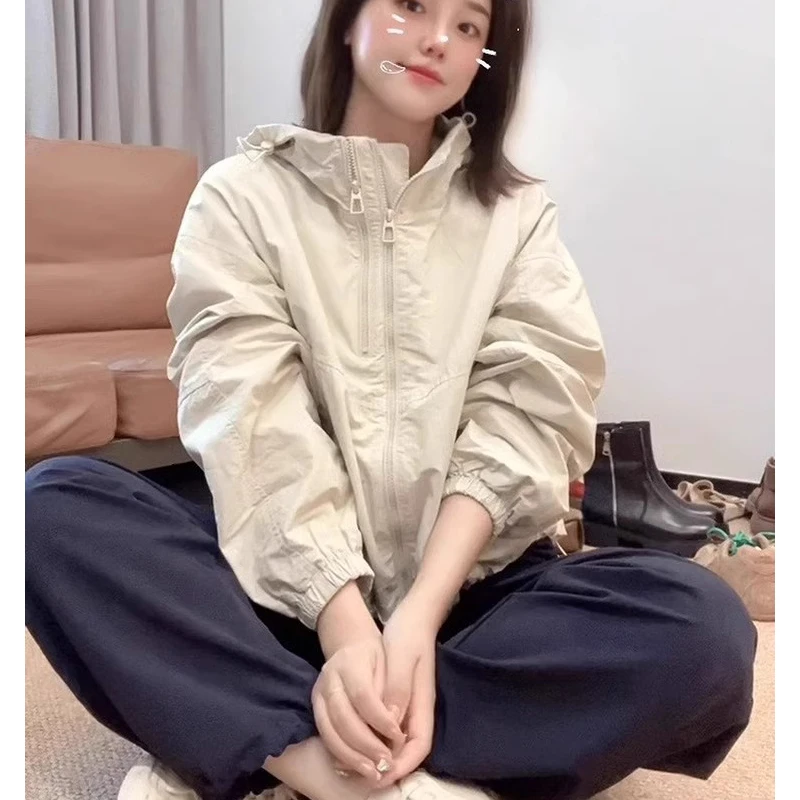 芯娇晴短款美式连帽冲锋衣外套女春秋装新款2025宽松休闲夹克上衣
