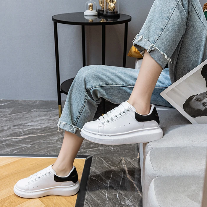 经典百搭高级感小白鞋2025春款头层牛皮潮流单鞋厚底板鞋品质鞋子
