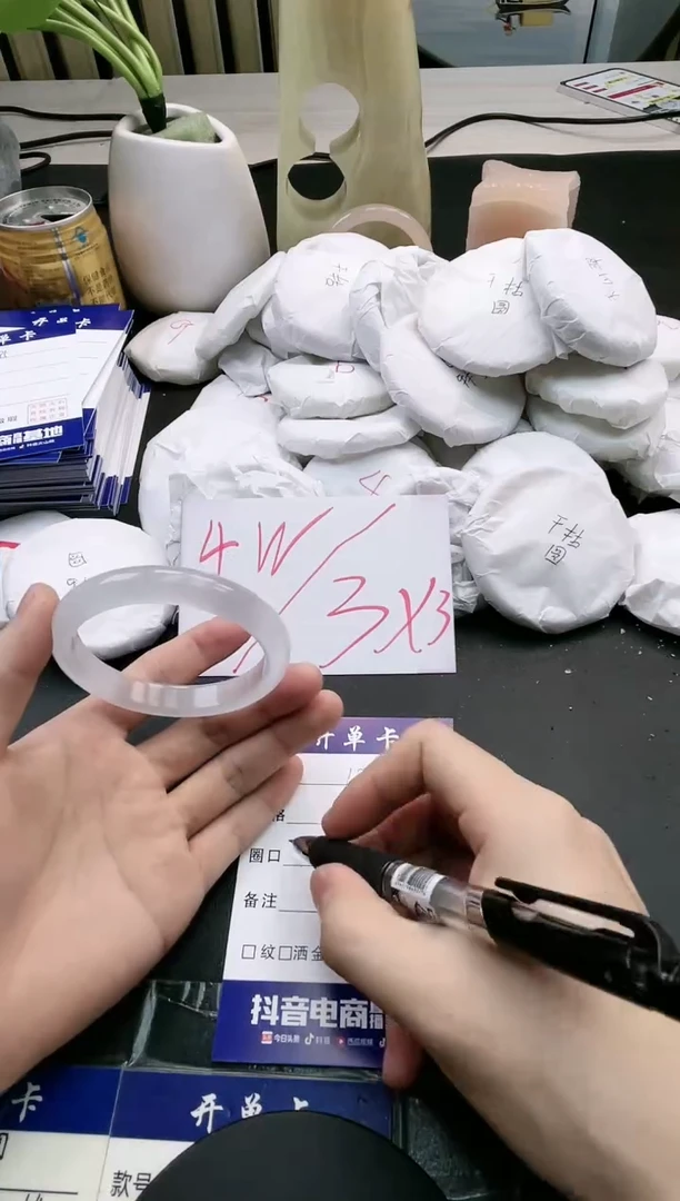 【闪购商品】石英质玉手镯未镶嵌天然玉石微瑕184