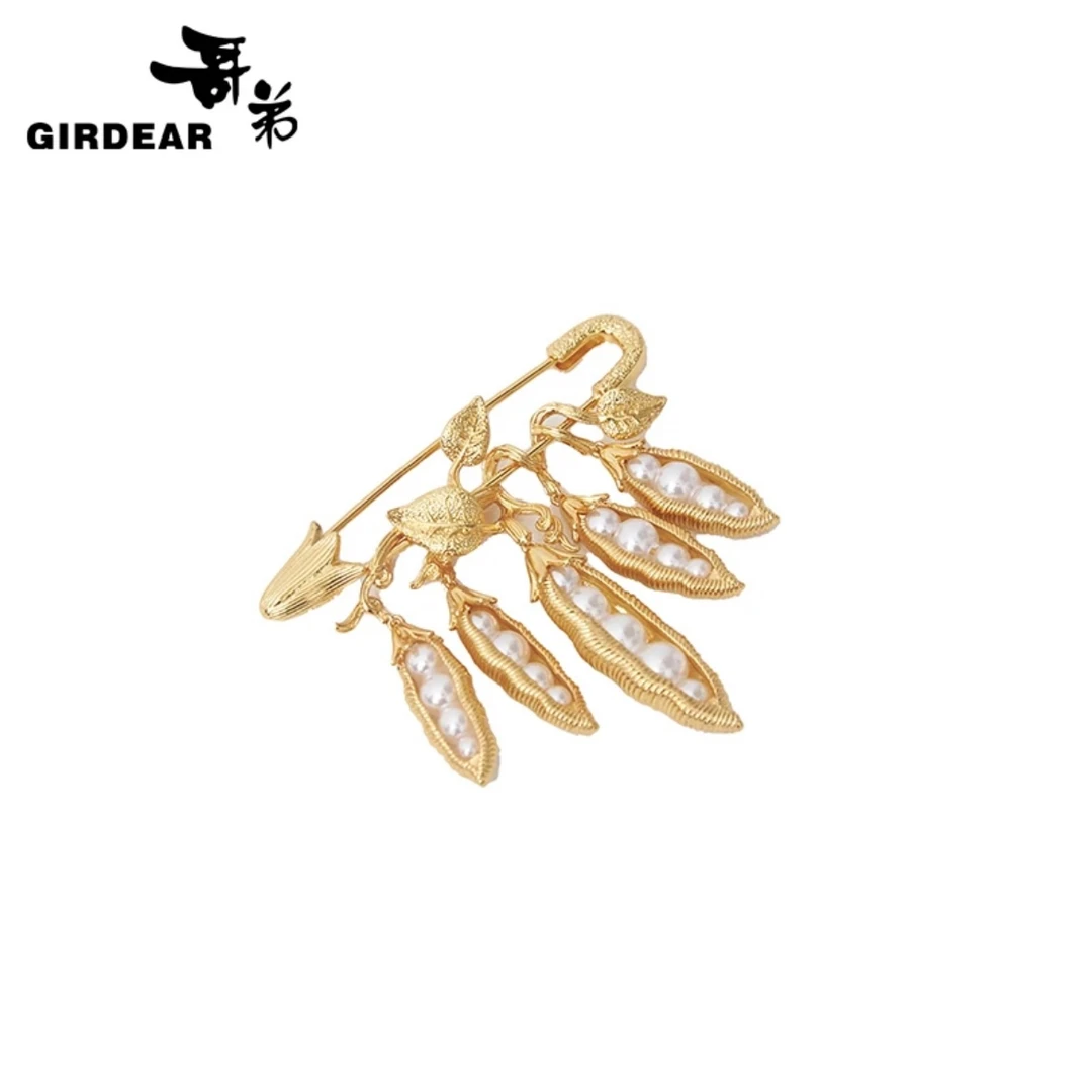 GIRDEAR/哥弟 合金仿珍珠胸针 1900486时尚百搭好事花生胸针配饰