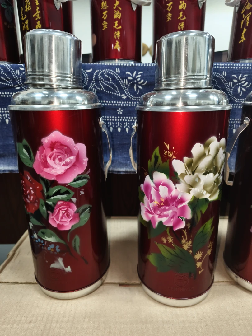 无文字的红色铝皮暖瓶