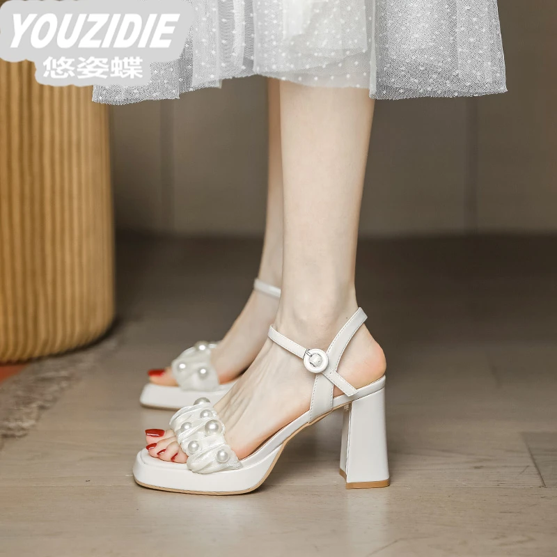 YOUZIDIE2025白色小个子33码珍珠水钻透明一字带法式防水台厚底高