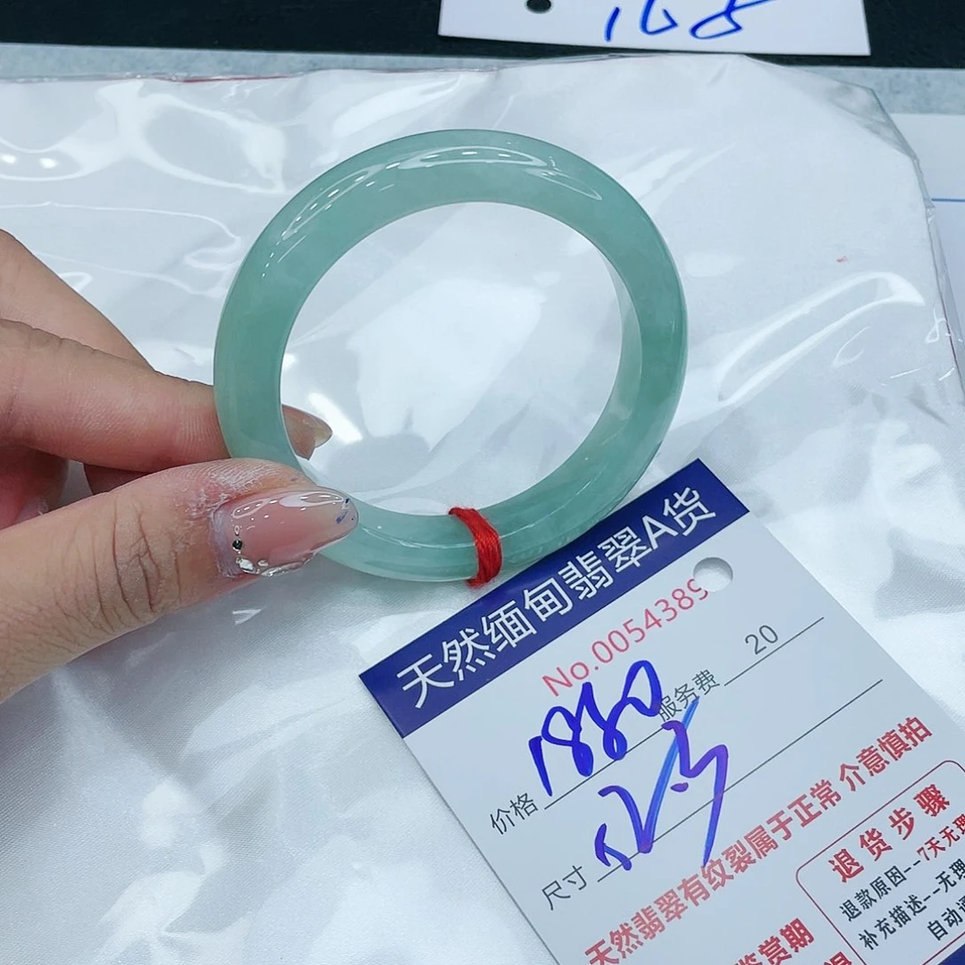 翡翠手镯未镶嵌贤**?在