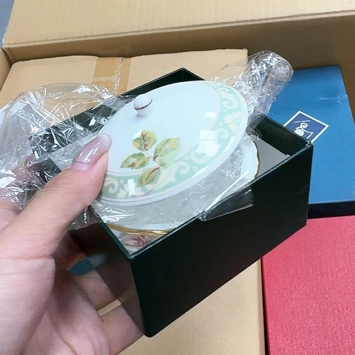 L**Y瓷器。