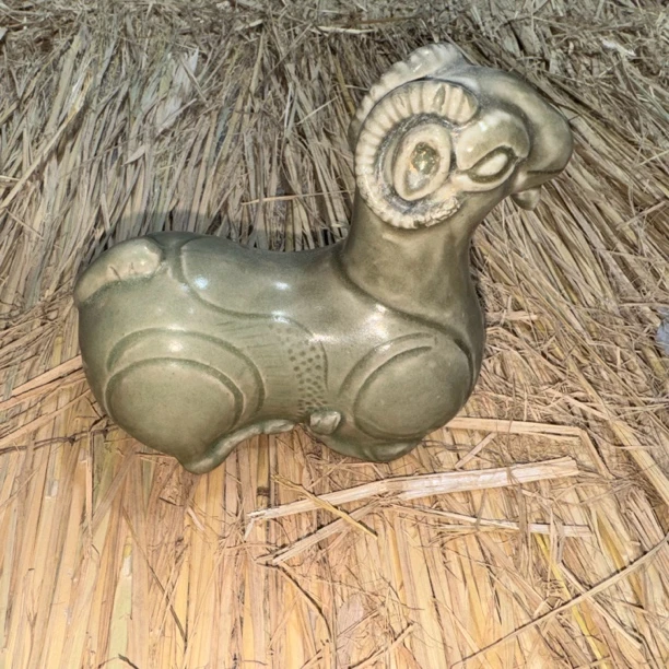 石家老师推荐的青瓷羊摆件.欢迎老师们来评论.