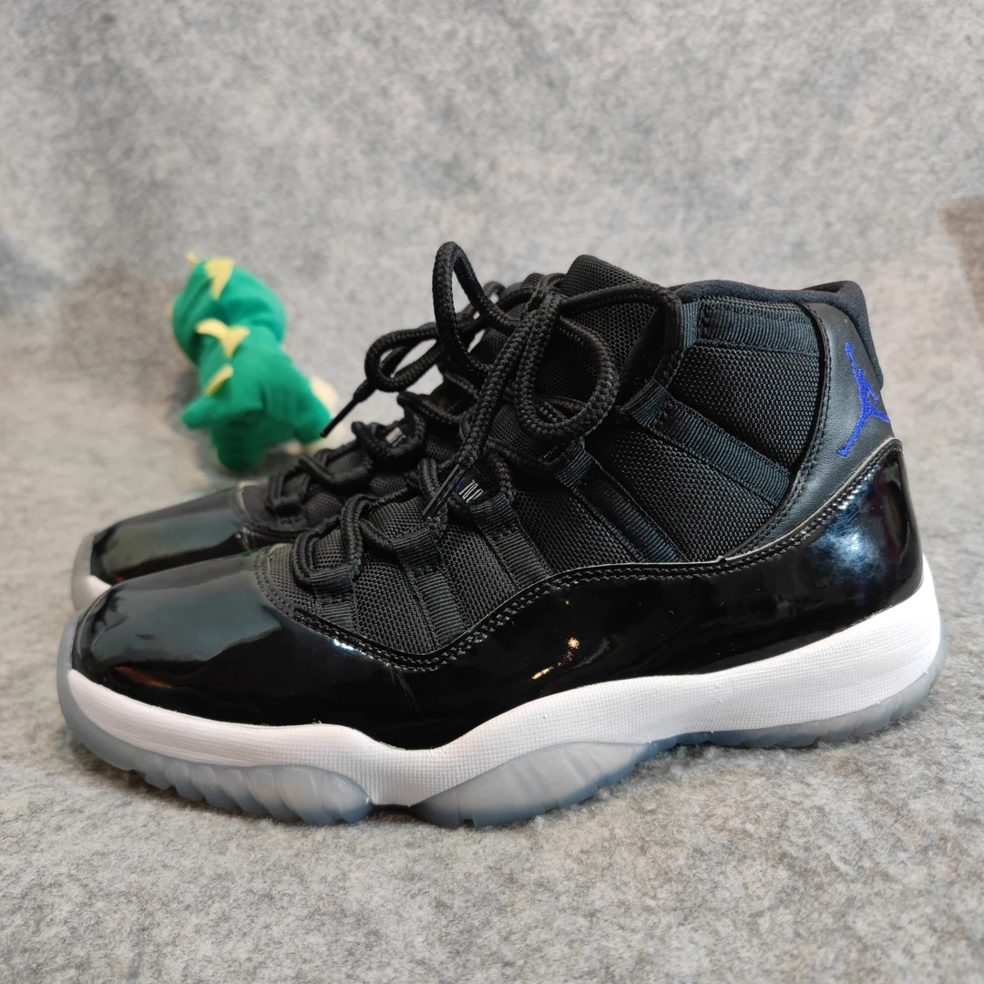 44码 aj11大灌篮 96新 公价两千五 这个秒价手慢无！原盒配件