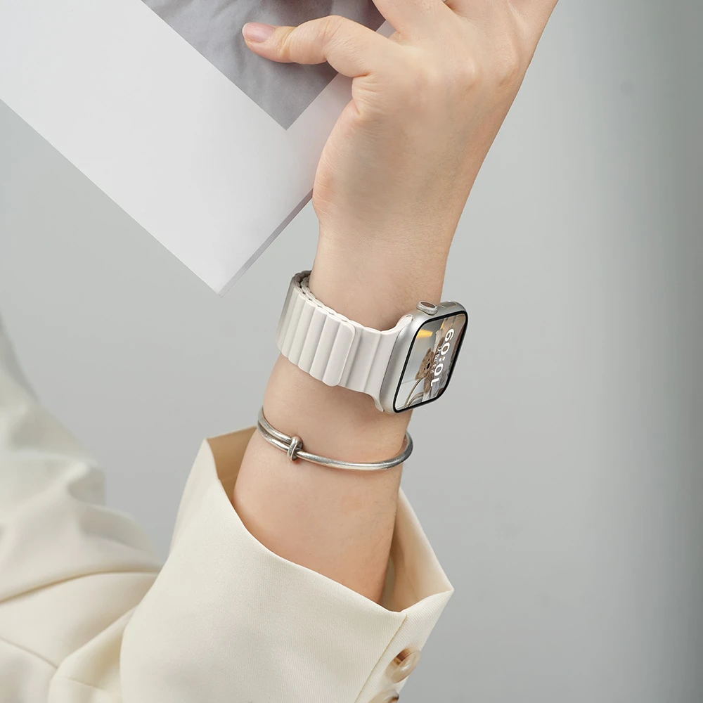 适用苹果iwatch表带新款S11手表S9运动硅胶s8磁吸ultra3男女7秋冬