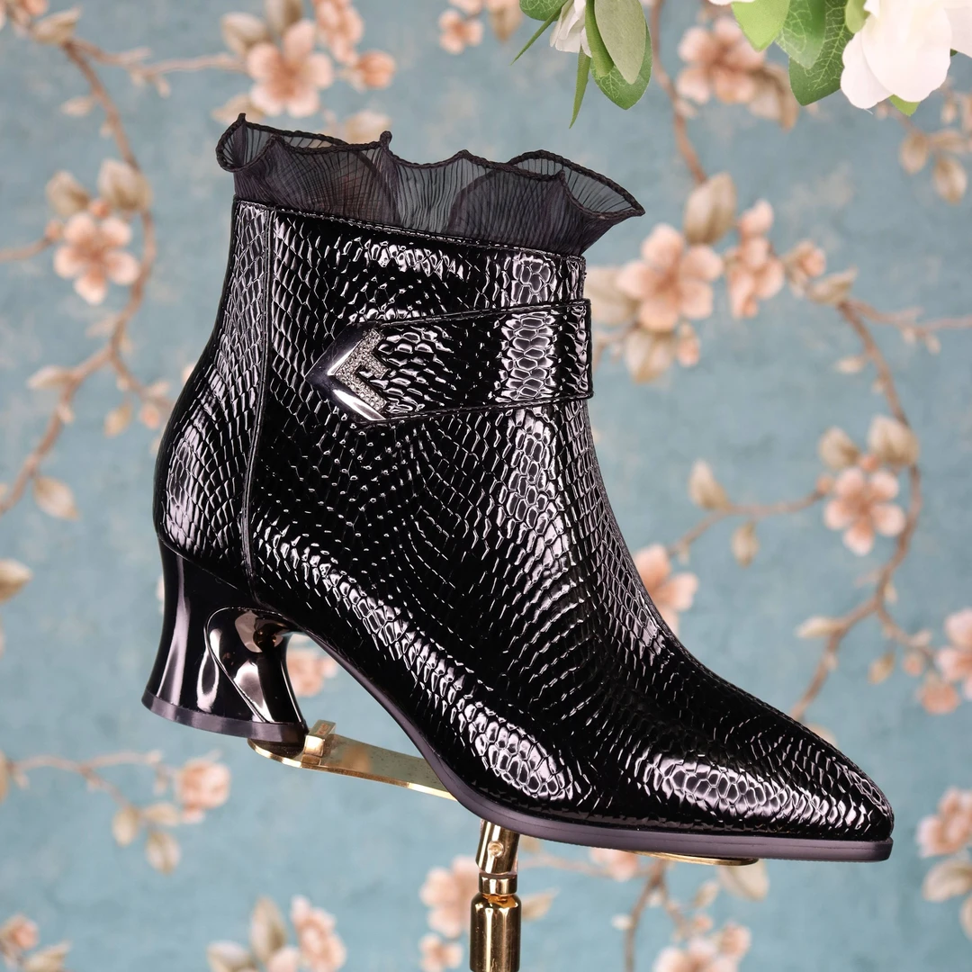 【岁暮天寒】码34-43/时尚百搭经典扣带蕾丝女鞋短靴/CZ659