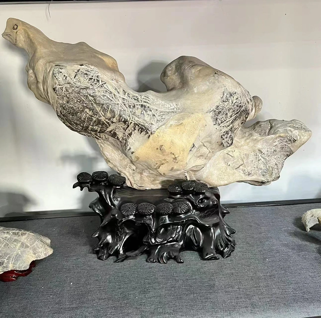 灵璧奇石，皱瘦漏透。