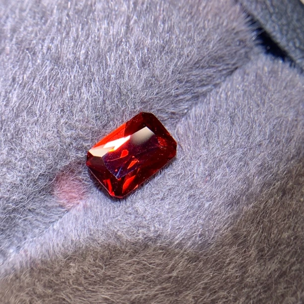 天然精品鸽血红色石榴石裸石雷迪恩切工，晶体干净，主石5x7mm