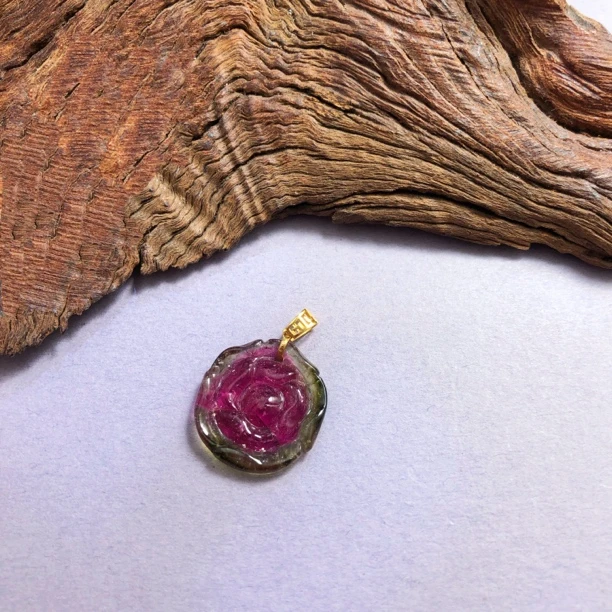 【圣芭黎】天然碧玺雕刻18k吊坠18-16多样性发一D0788