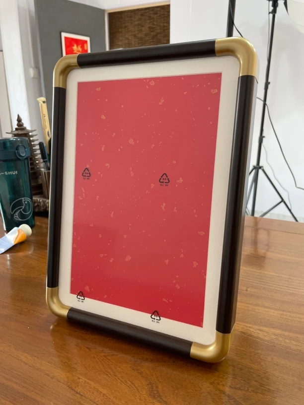 A4仿铜角轻奢摆台*2、镂空卡纸 实木背板