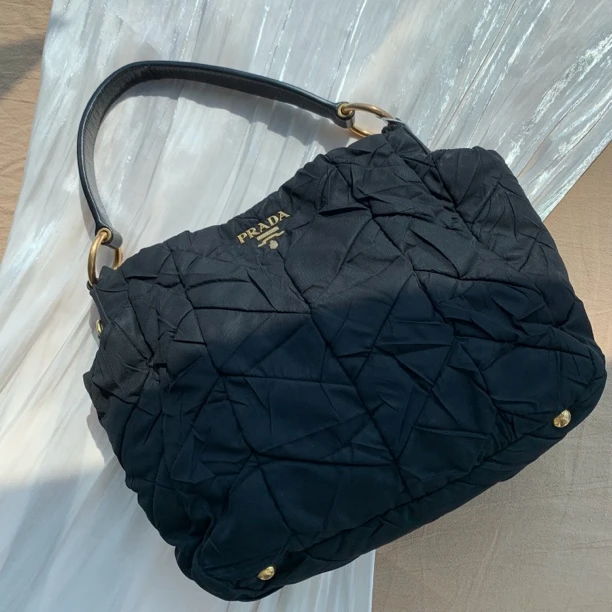 95新 Prada/普拉达 经典黑金尼龙单肩斜挎包
