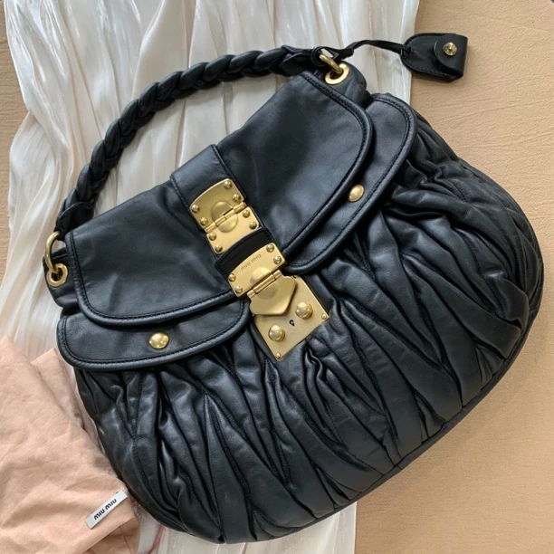 95新 MIU MIU/缪缪 黑金褶皱单肩包