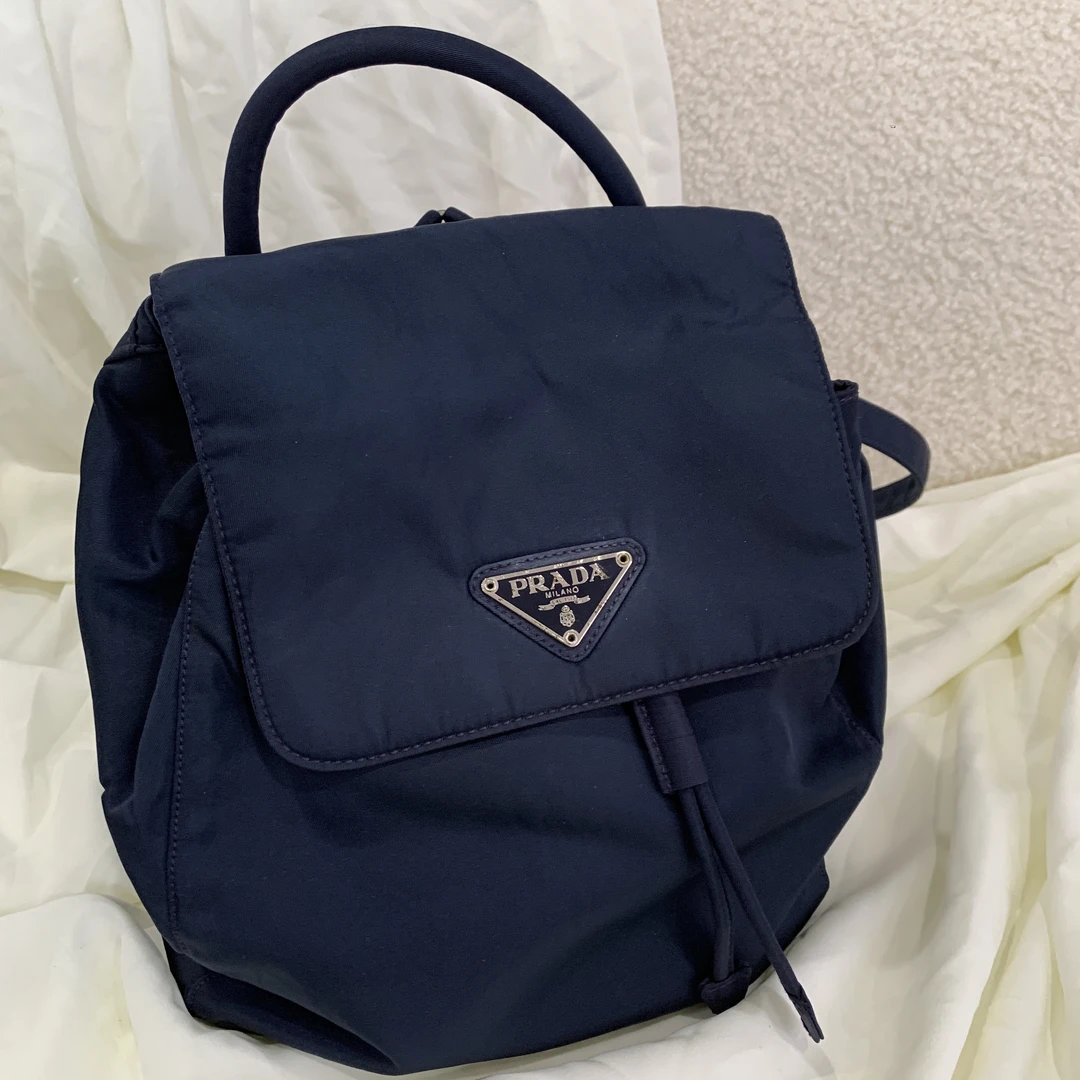 95新 Prada/普拉达 时尚百搭蓝色双肩包