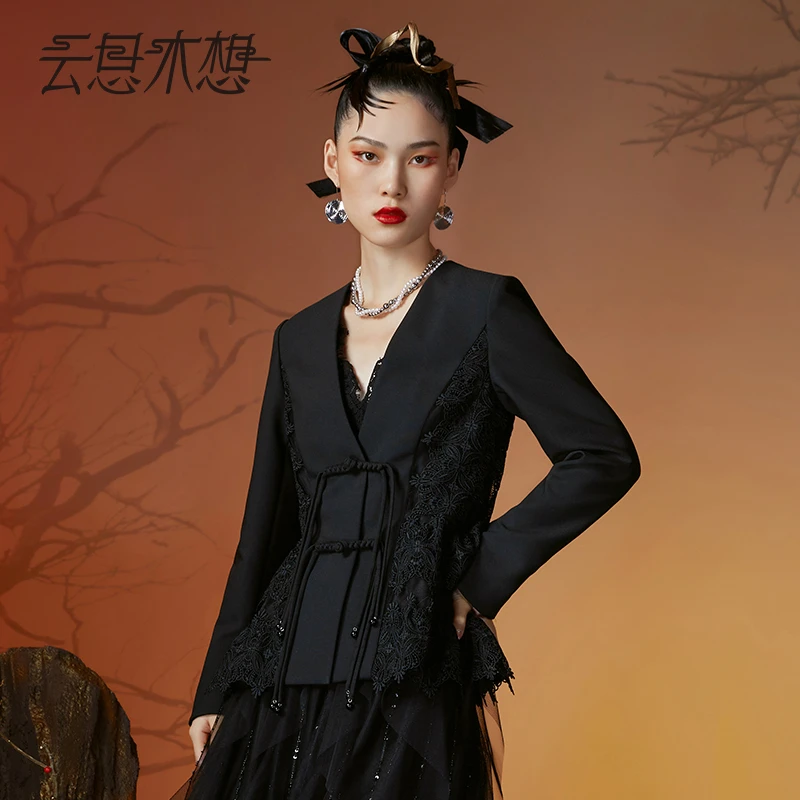 云思木想新中式2023秋季新款蕾丝拼接盘扣时尚长袖西装10792