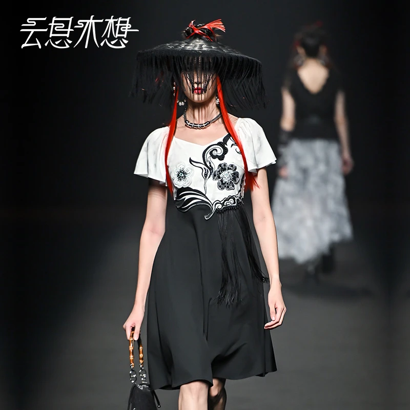 云思木想新中式2023夏季新款黑白拼接绣花荷叶袖连衣裙10594