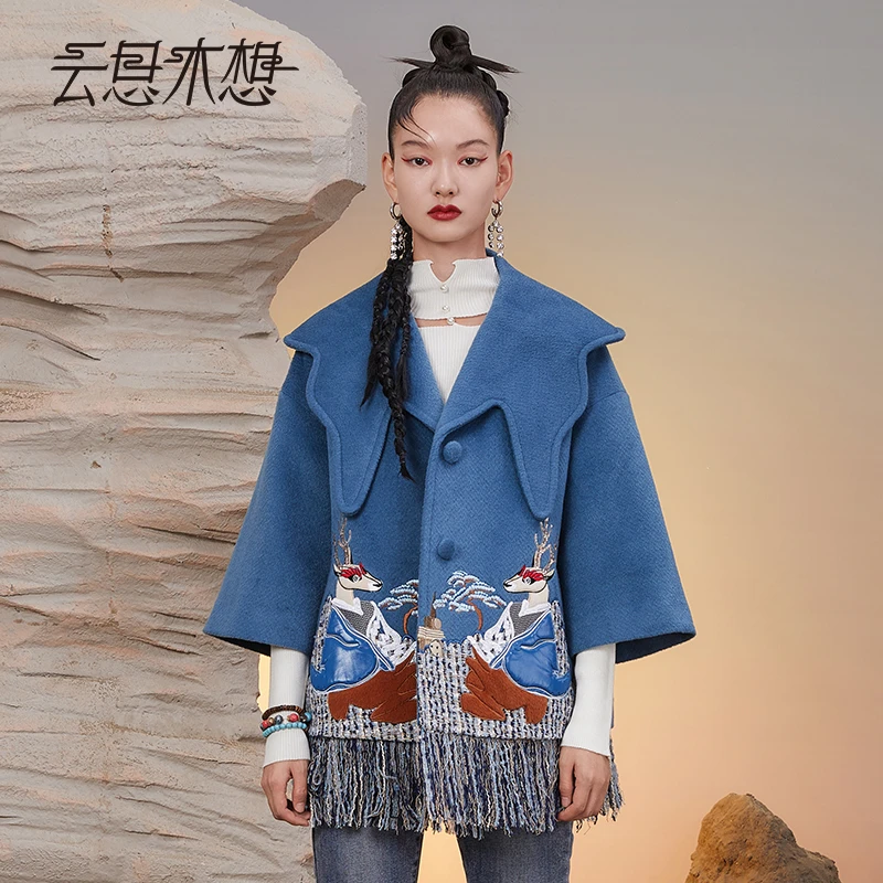 云思木想2022冬季新款灵鹿欢乐舞刺绣流苏蝴蝶领毛呢外套10121