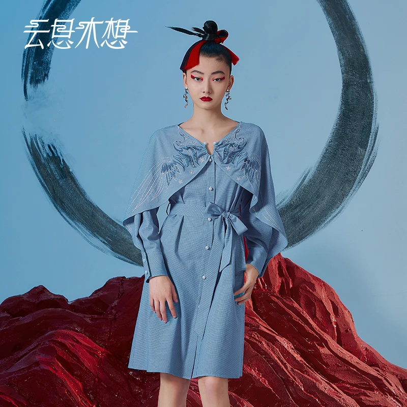 云思木想2023春季新款云肩刺绣格纹V领连衣裙10361