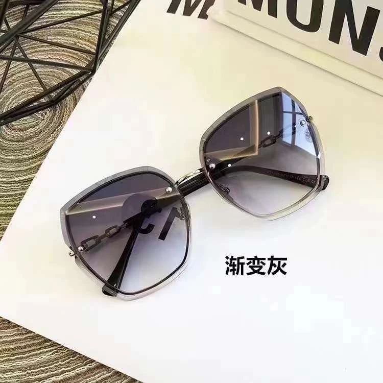 P022【万象撤柜】自拍神器 女款简约时尚太阳镜 防晒 防紫外线网红