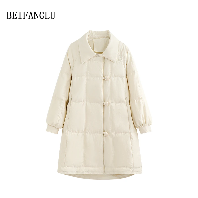 北方鹿【泡芙方块格】轻盈保暖白鸭绒减龄翻领中长款羽绒服女W9213