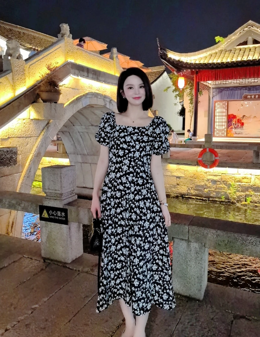 2024法式碎花显瘦气质时尚泡泡袖夏季方领收腰温柔印花连衣裙