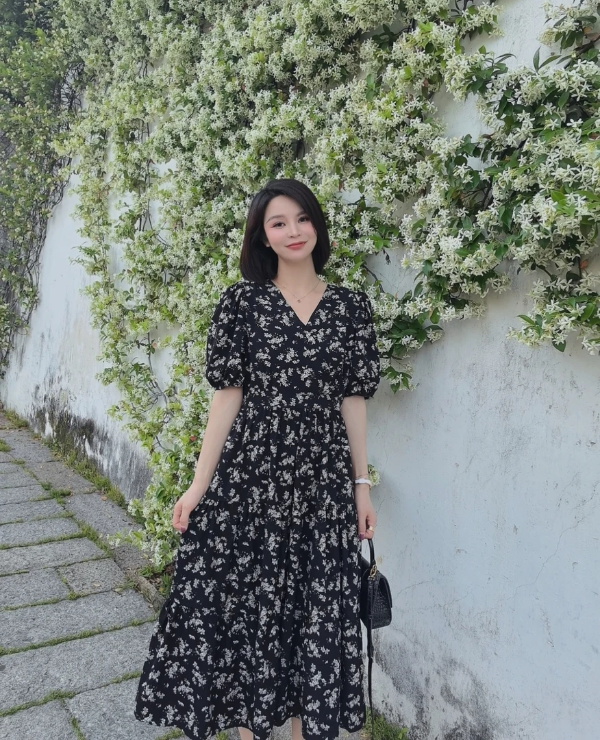 《张张推荐》怦然心动 2025新款茶歇V领泡泡袖碎花连衣裙