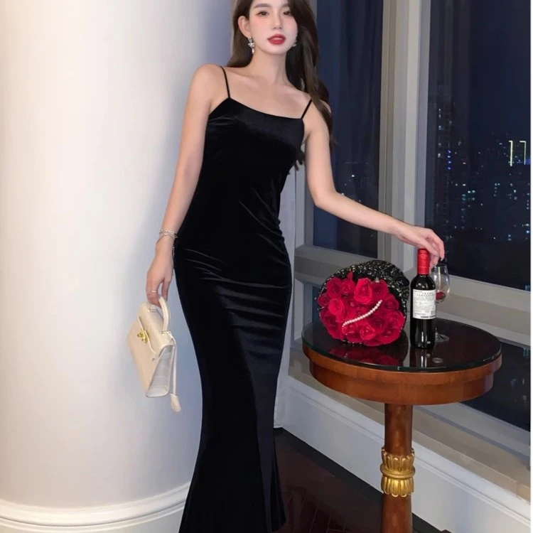 2025春季高级名媛范气质性感无袖修身显瘦金丝绒吊带连衣裙
