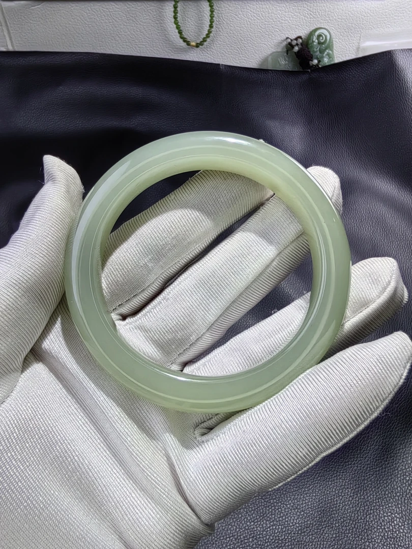 和田玉老料晴水冰底玉镯子手镯时尚轻奢版。