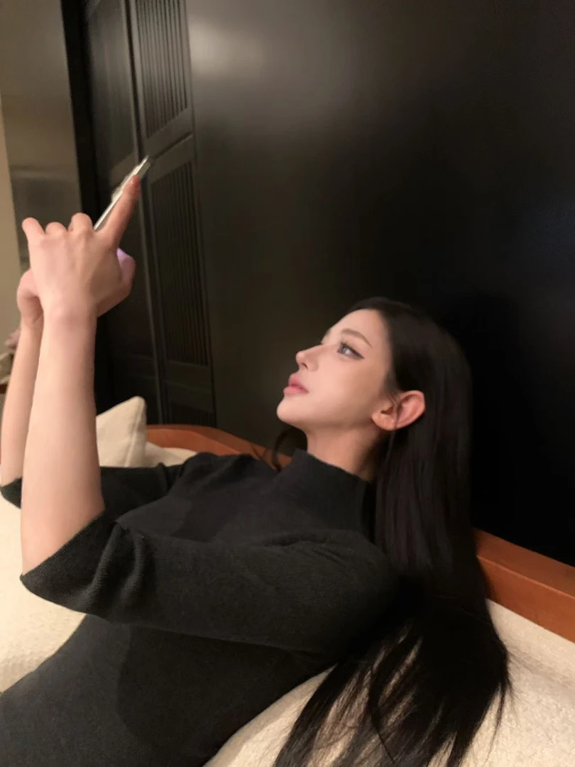 伍美丽 极简知性 气质修身中高领中袖软糯针织衫秋冬新款上衣