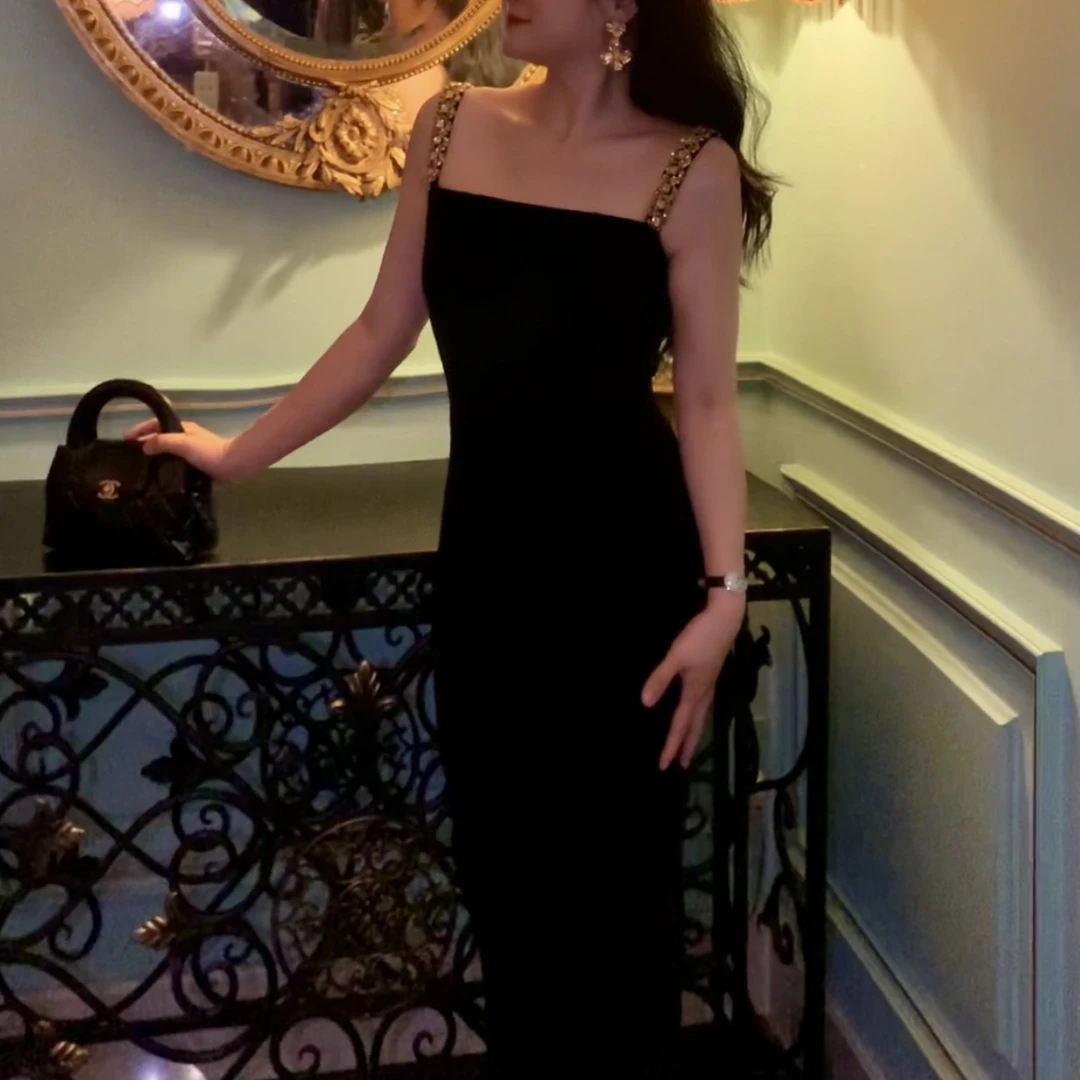 魅鹊 50692 黑金女王丝绒轻奢钉珠吊带连衣裙