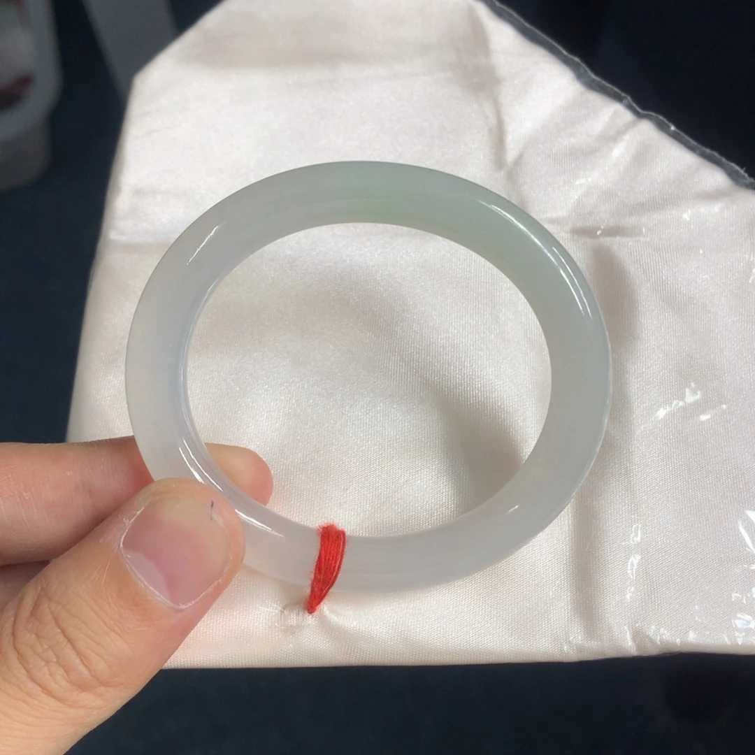翡翠手镯未镶嵌翡翠