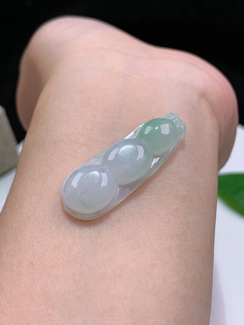 天然翡翠A货山绿四季豆福豆挂件吊坠