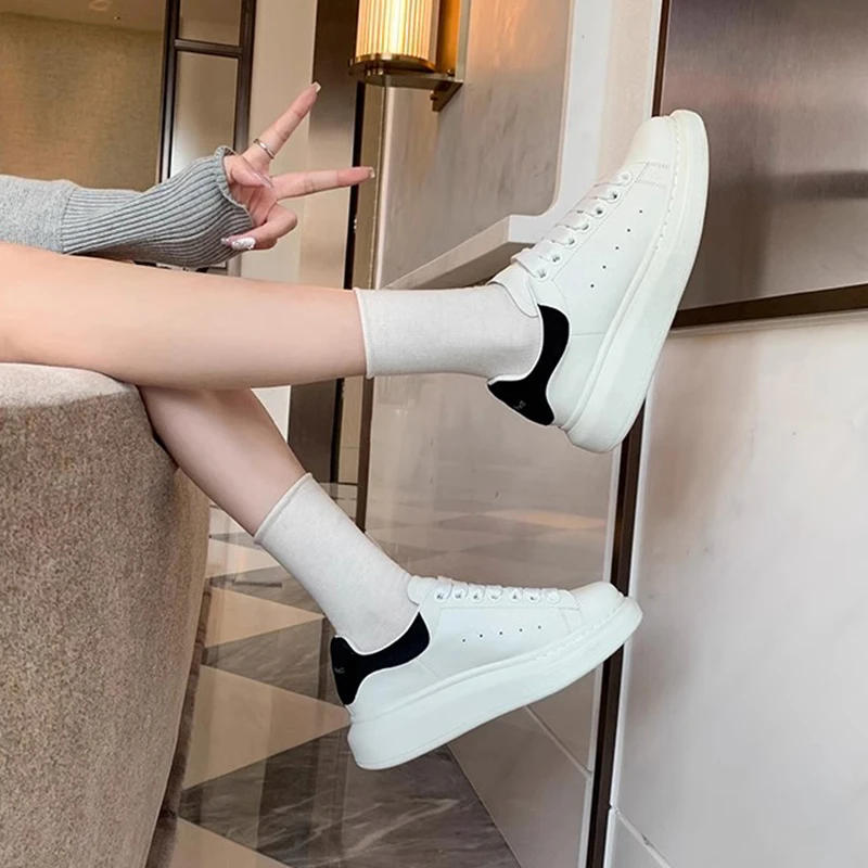 2025香脉新松糕圆头休闲百搭厚底增高运动板鞋真皮小白鞋女