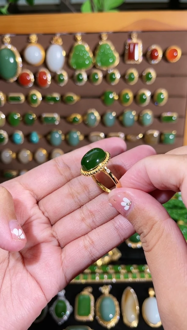 【闪购商品】和田玉戒指18K金镶嵌高色菠菜绿戒指