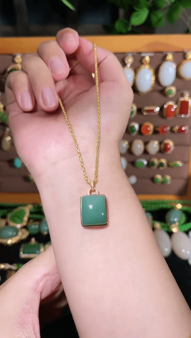 【闪购商品】和田玉吊坠18K金镶嵌粉绿吊坠