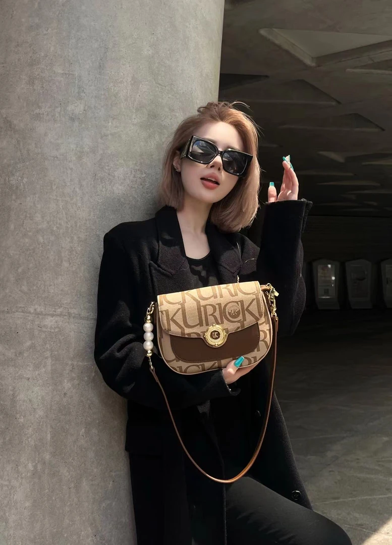 【URICK】2025秋冬新款单肩斜挎珍珠马鞍包咖A91626女包新款爆款包
