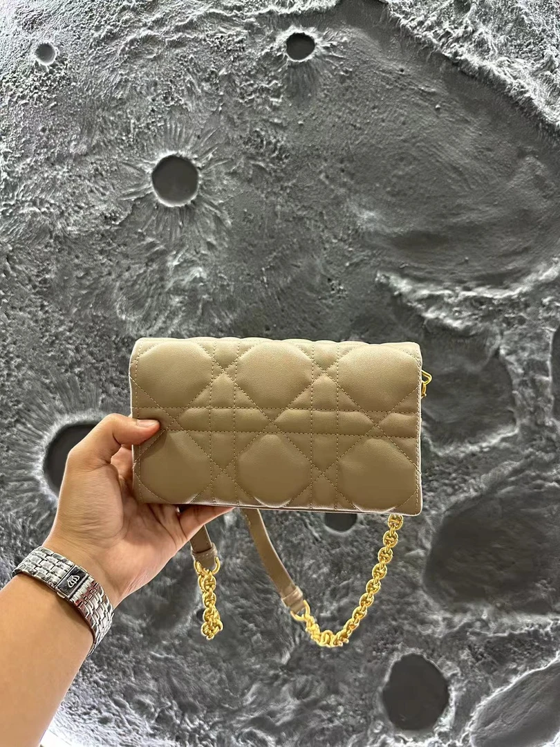 七七定制专属时尚轻奢斜跨卡其色简约包包